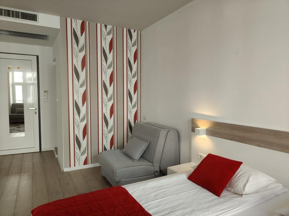 Bed, Seating area