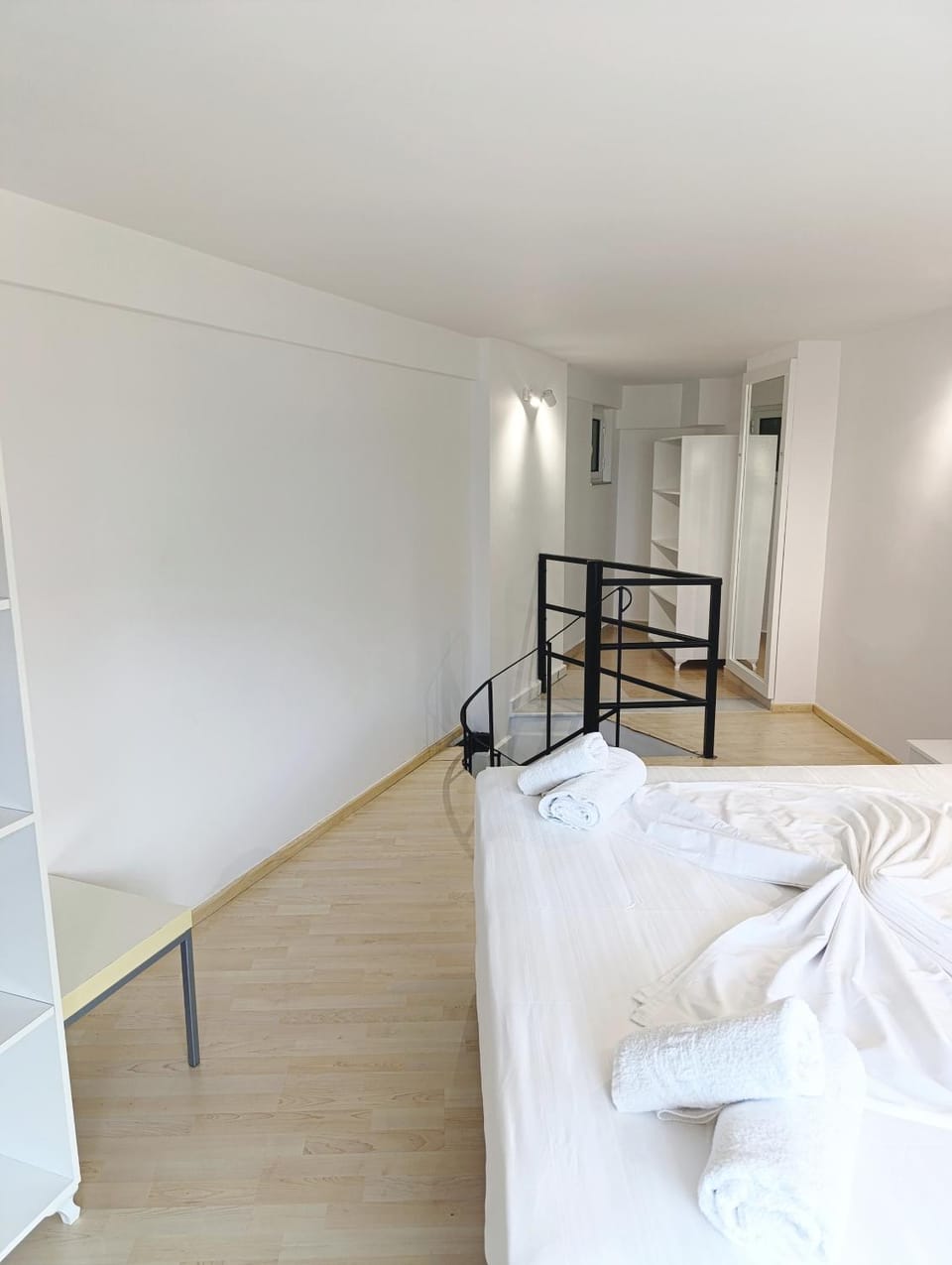 Bed, Bedroom, towels