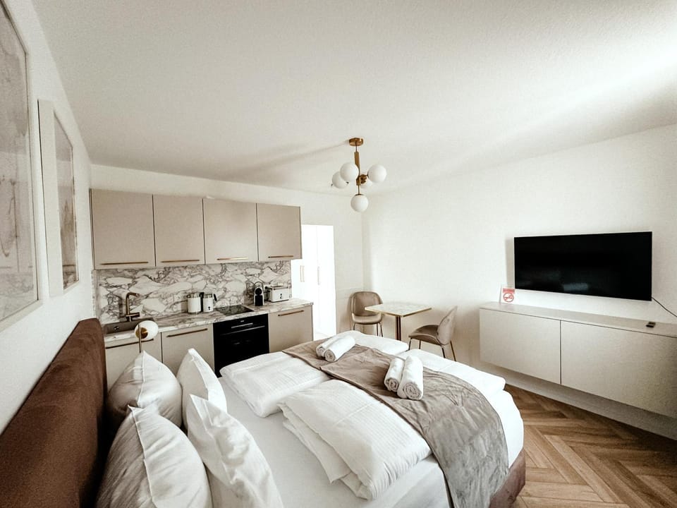 Communal lounge/ TV room, Bed, TV and multimedia, Kitchen or kitchenette, Photo of the whole room, Seating area, Bedroom