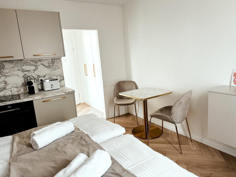 Kitchen or kitchenette, Seating area, Dining area, oven, stove