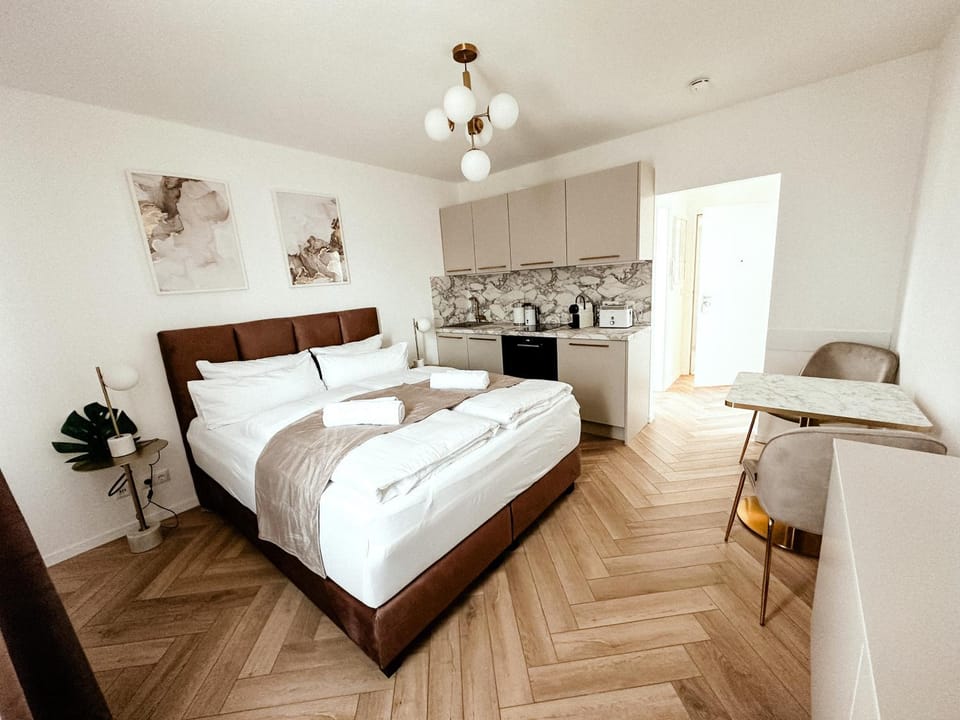 Bed, Kitchen or kitchenette, Photo of the whole room, Dining area, Bedroom