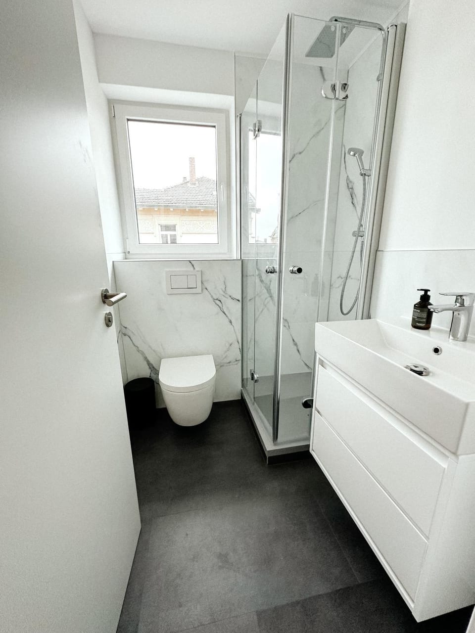 Shower, Toilet, Bathroom, towels