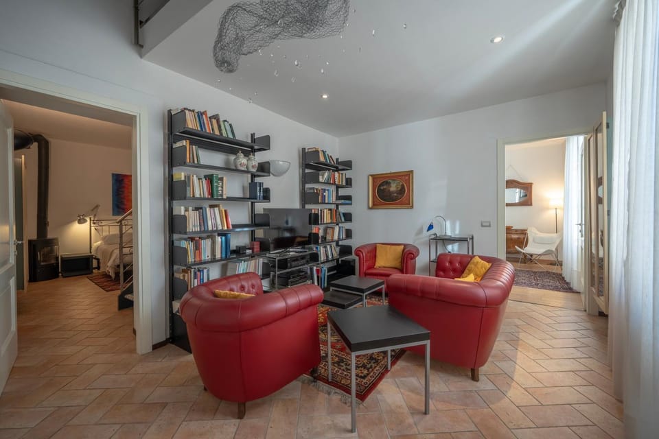 Living room, Photo of the whole room, Seating area, Evening entertainment, Bedroom, internet