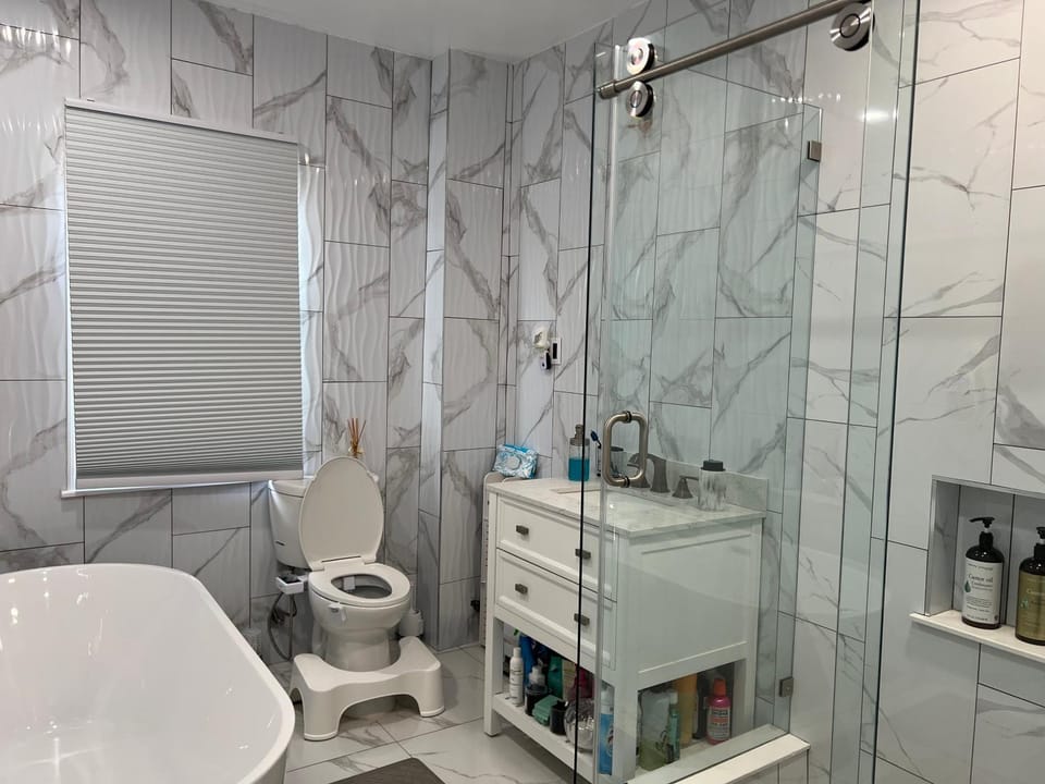 Shower, Toilet, Bathroom, towels