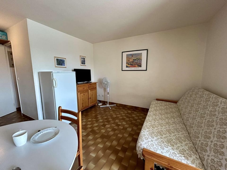 Bed, TV and multimedia, Living room, Bedroom