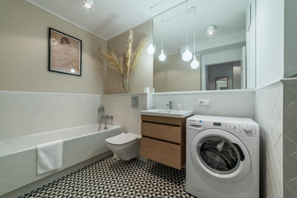 Toilet, Bathroom, Bath, towels, washing machine, dryer