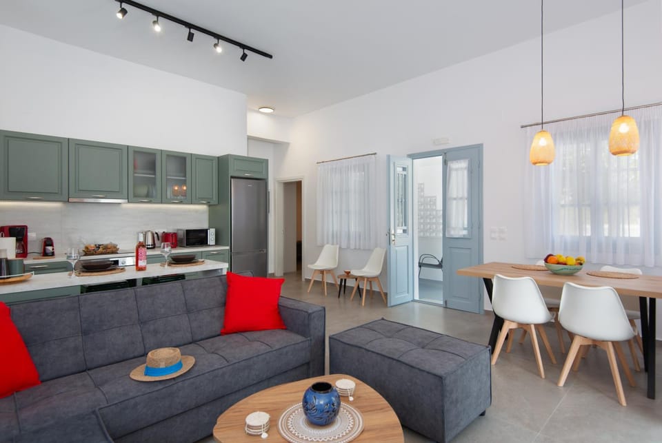 Kitchen or kitchenette, Seating area, Dining area