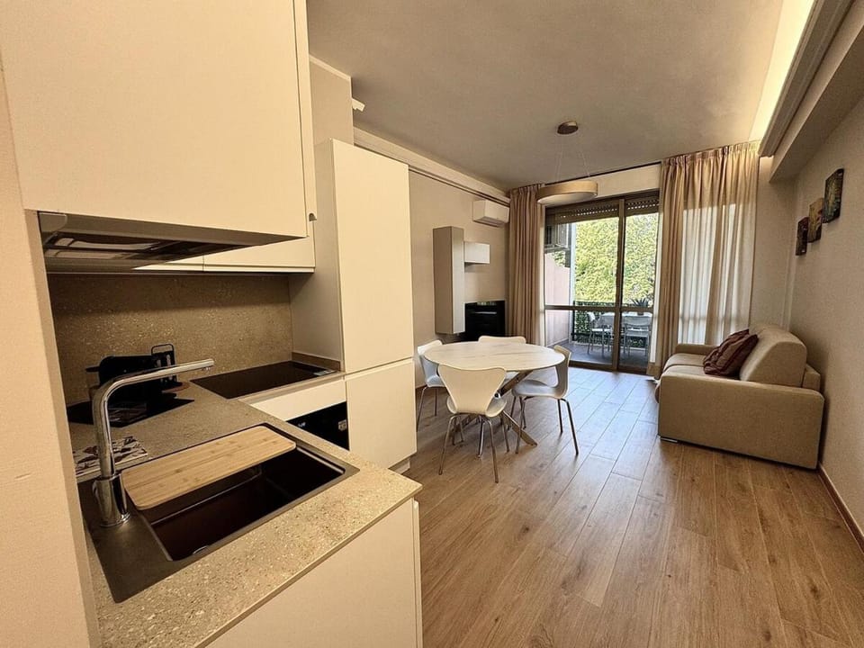 TV and multimedia, Kitchen or kitchenette, Living room, Seating area, Dining area