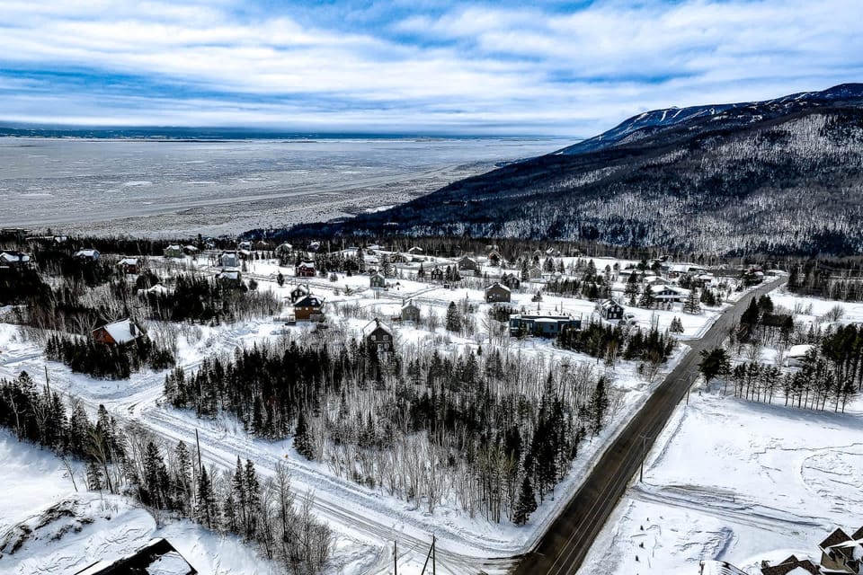 Le Haut-Perche - Spa and River View Chalet in Baie-Saint-Paul