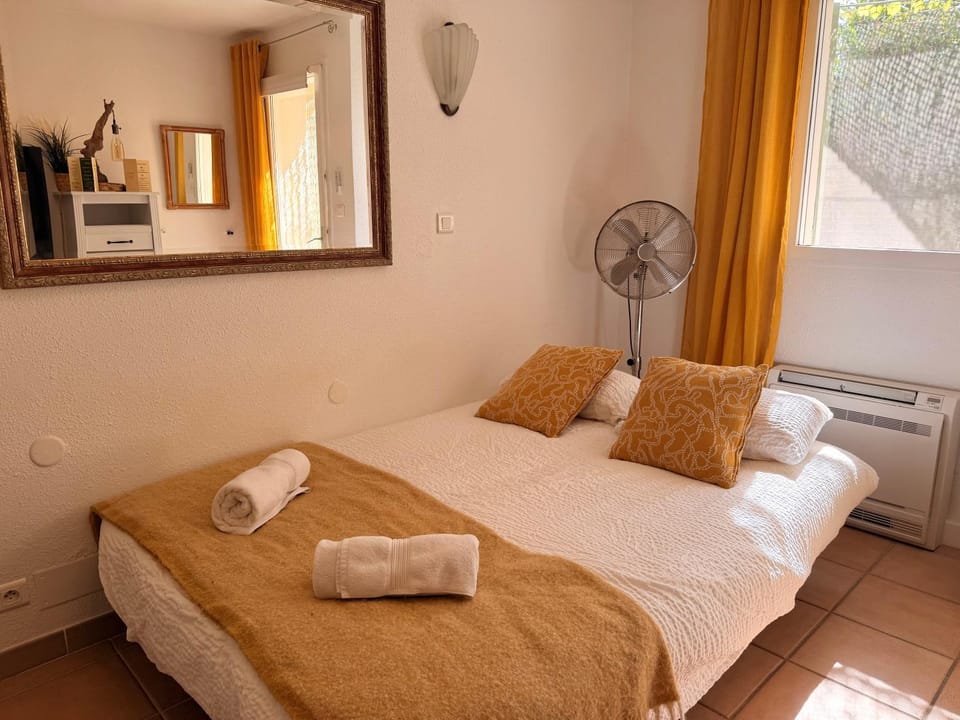 Bed, air conditioner