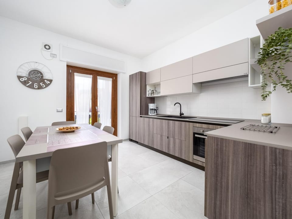 Coffee/tea facilities, Dining area, oven, kitchen