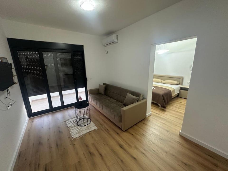 TV and multimedia, Living room, Seating area, air conditioner