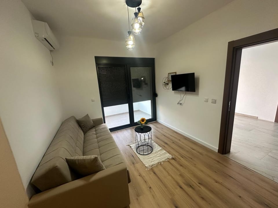 Communal lounge/ TV room, TV and multimedia, Living room, Seating area, Evening entertainment, air conditioner
