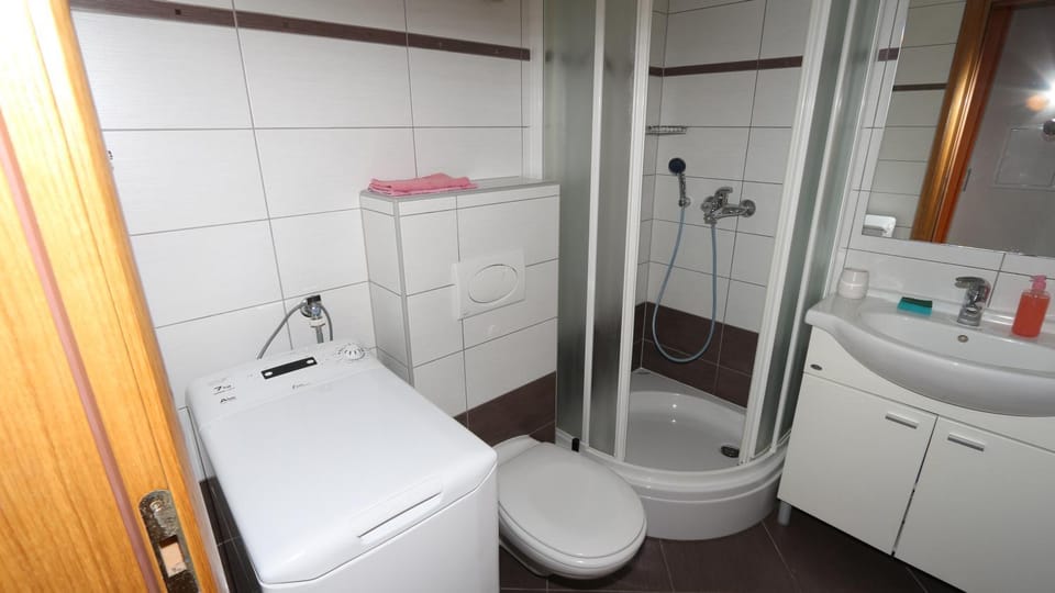 Shower, Toilet