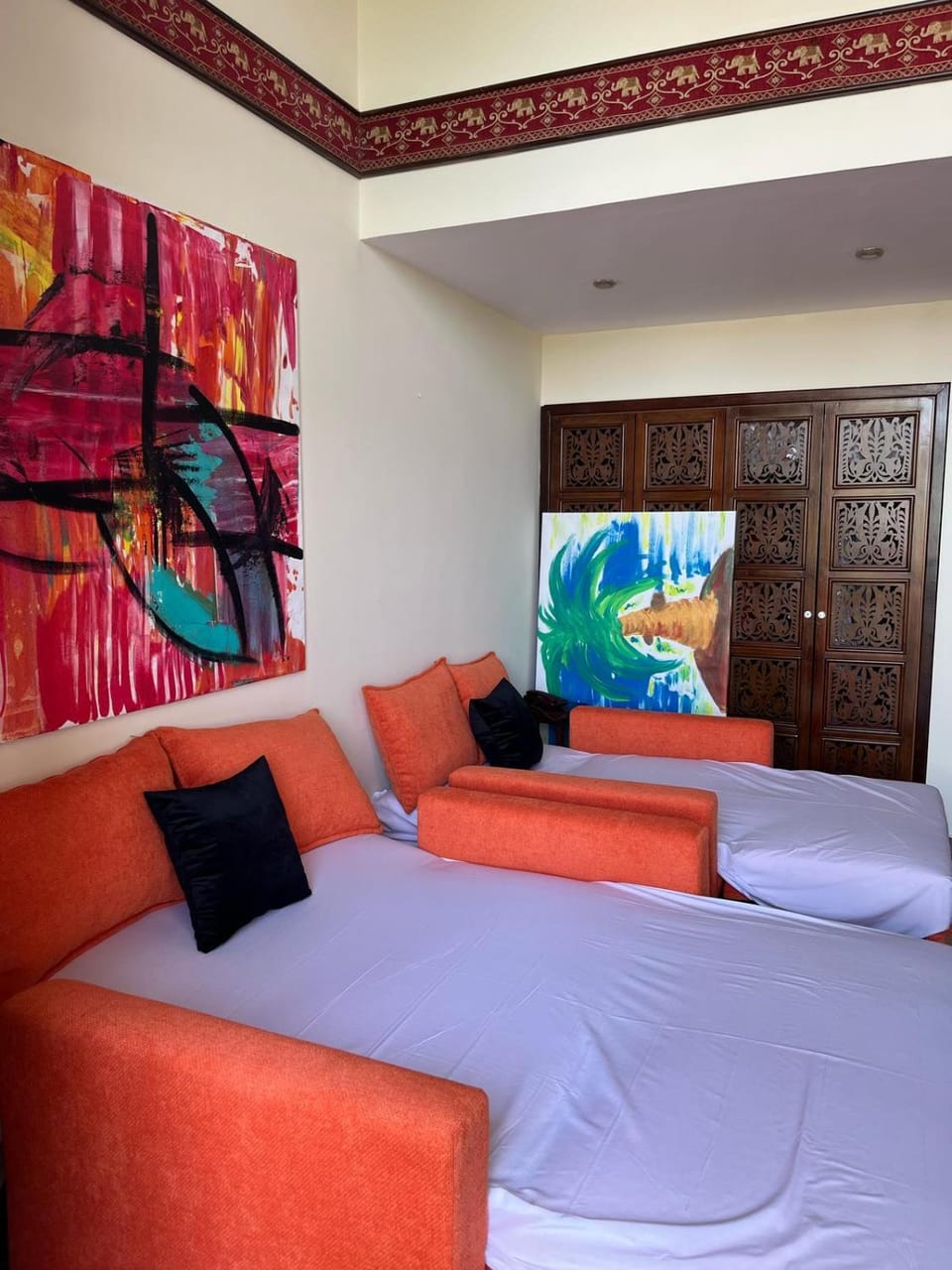 Bed, Living room, Photo of the whole room, Decorative detail, Seating area, Bedroom