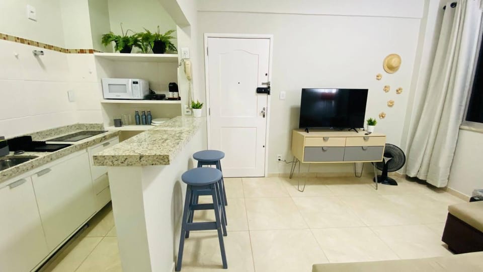TV and multimedia, Kitchen or kitchenette, Living room, Dining area, microwave, stove