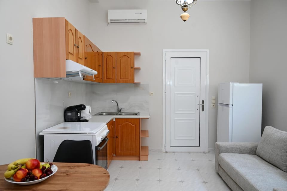 Kitchen or kitchenette, Living room, Food and drinks, Seating area, Dining area, Food, stove