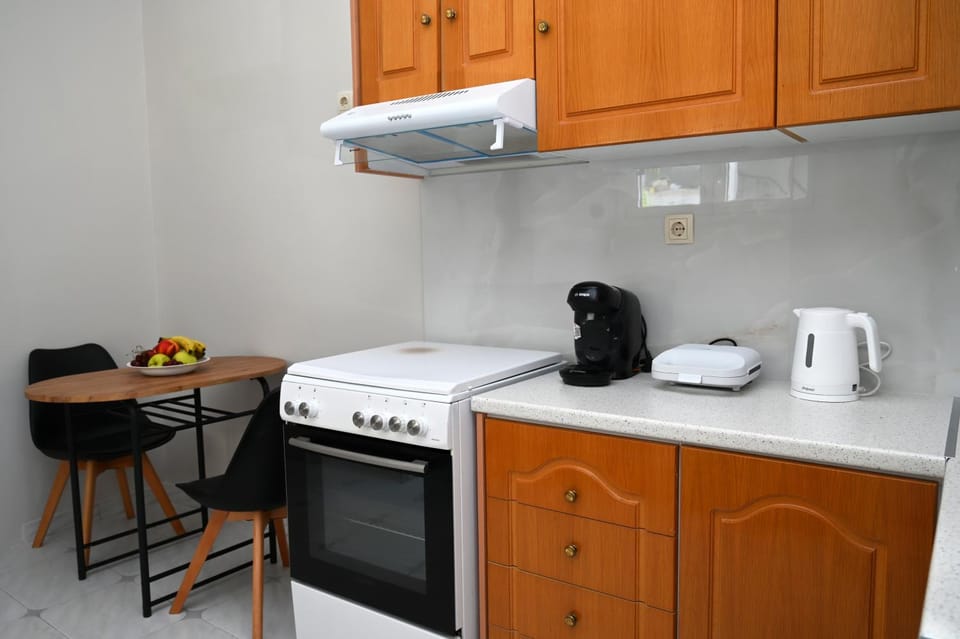 Coffee/tea facilities, Kitchen or kitchenette, Dining area, oven, stove