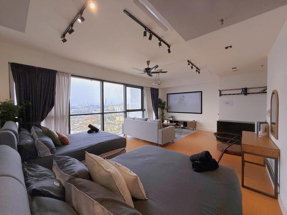 Communal lounge/ TV room, Bed, TV and multimedia, Living room, Photo of the whole room, Seating area, air conditioner