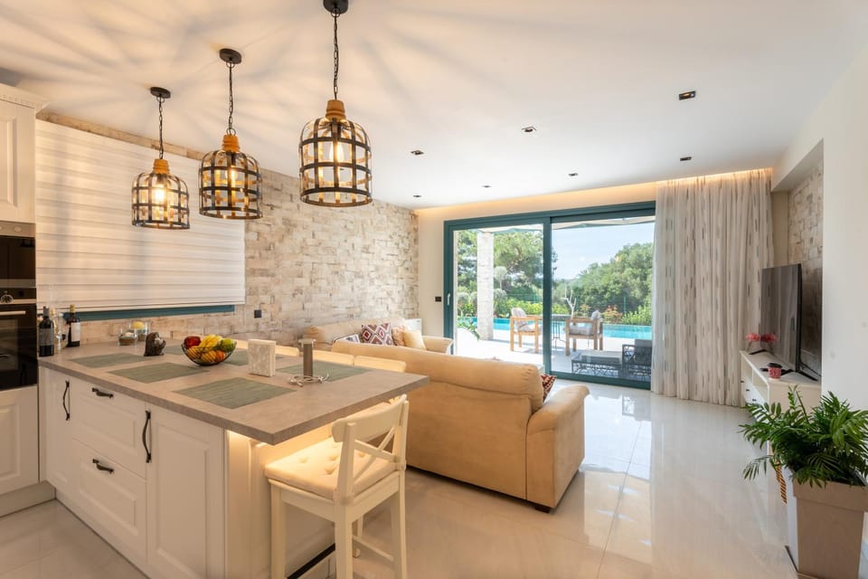 Kitchen or kitchenette, Living room, Seating area, Dining area