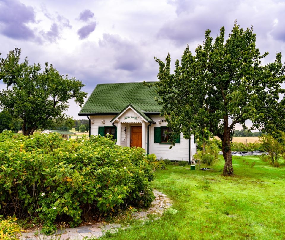 Biały Domek w Ogrodzie Różanym Nature lodge in Poland
