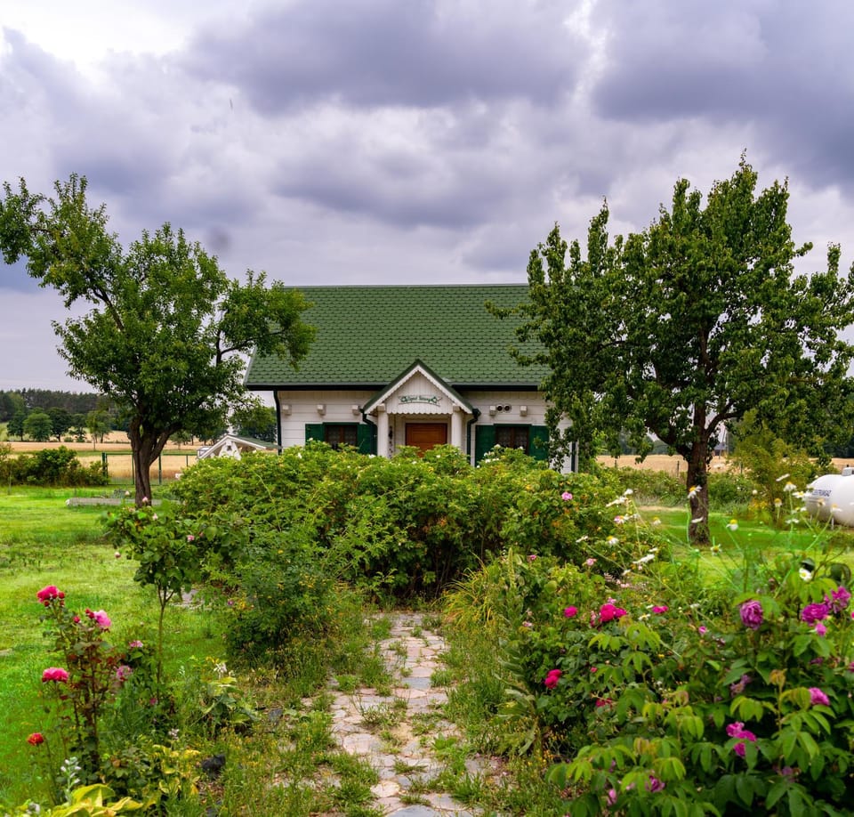 Biały Domek w Ogrodzie Różanym Nature lodge in Poland