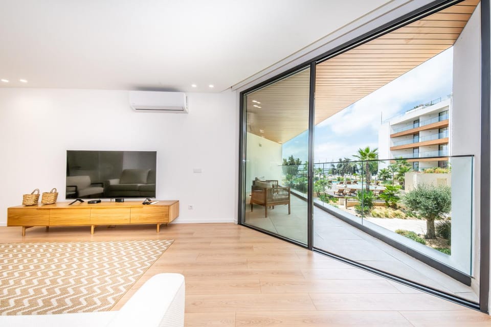 Communal lounge/ TV room, TV and multimedia, View (from property/room), Balcony/Terrace, air conditioner
