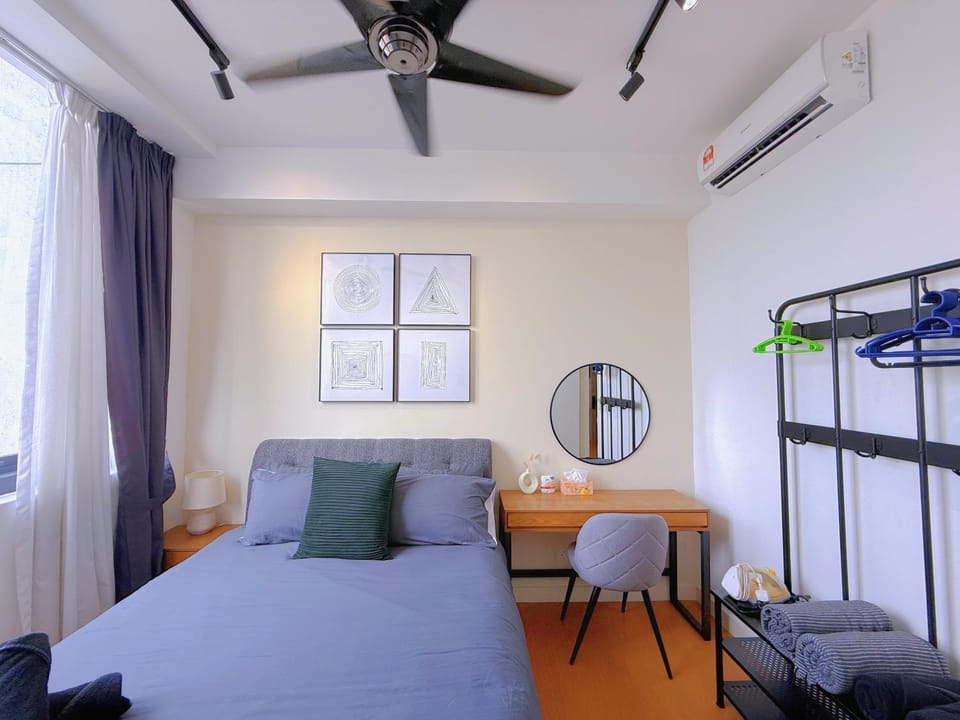 Bed, Photo of the whole room, Seating area, Bedroom, air conditioner