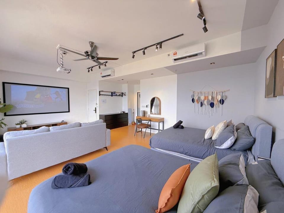 Bed, TV and multimedia, Living room, Photo of the whole room, Seating area