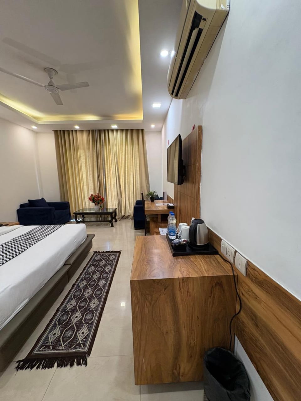 Photo of the whole room, Bedroom
