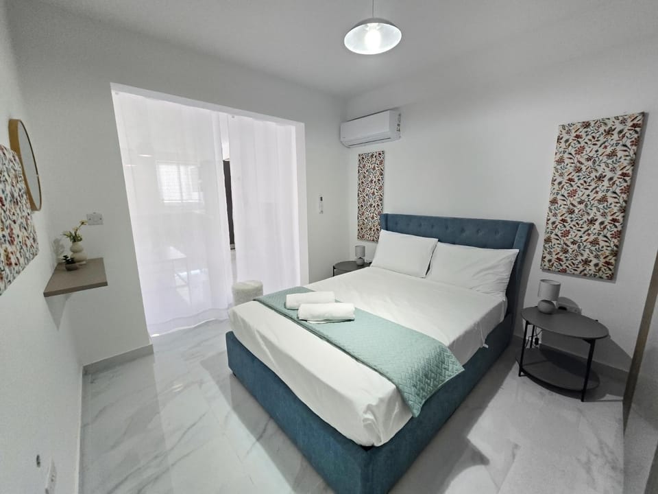 Bed, Photo of the whole room, Bedroom, air conditioner