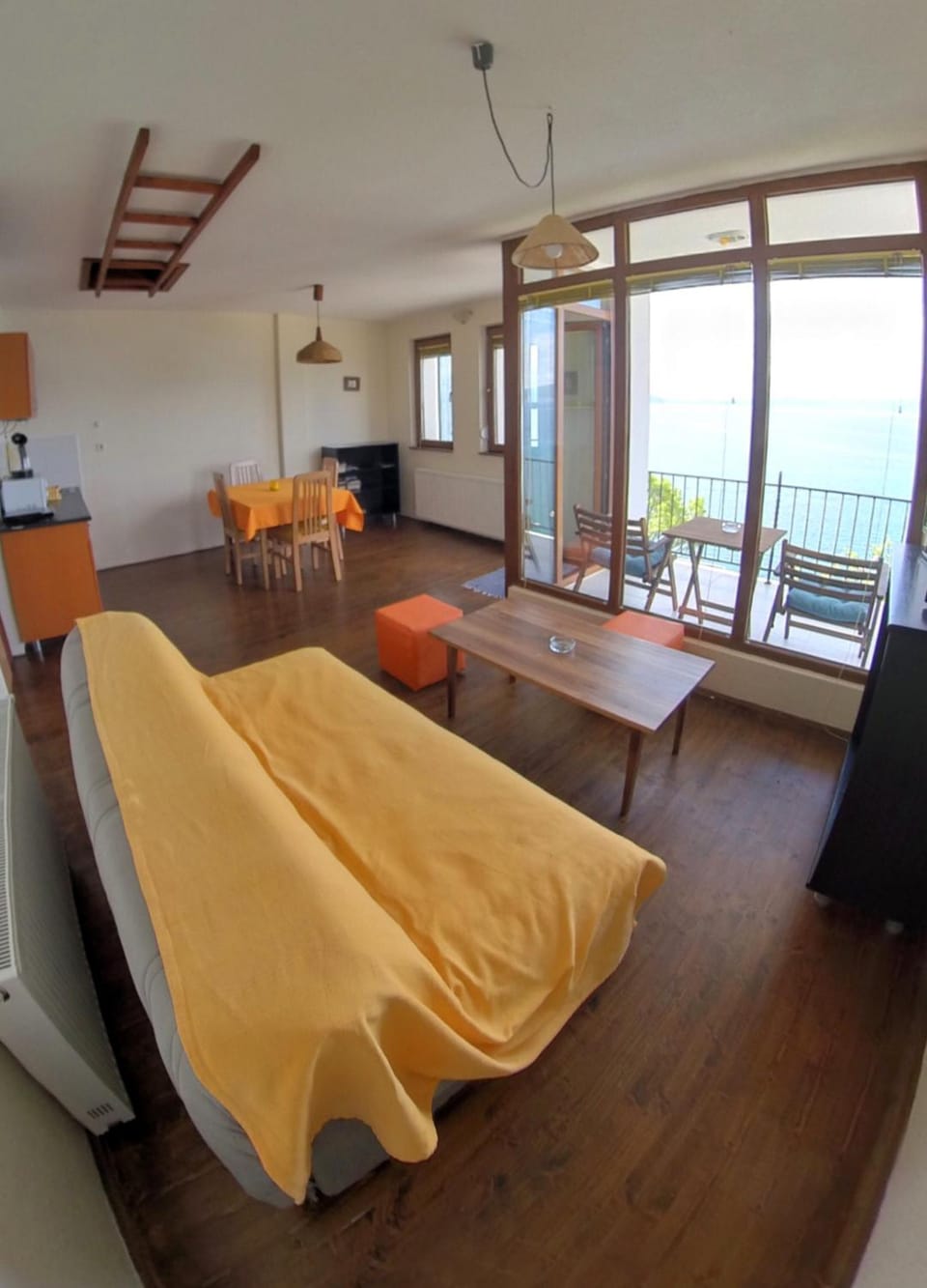 Coffee/tea facilities, Balcony/Terrace, Living room, Photo of the whole room, Seating area, Dining area, Lake view, Mountain view