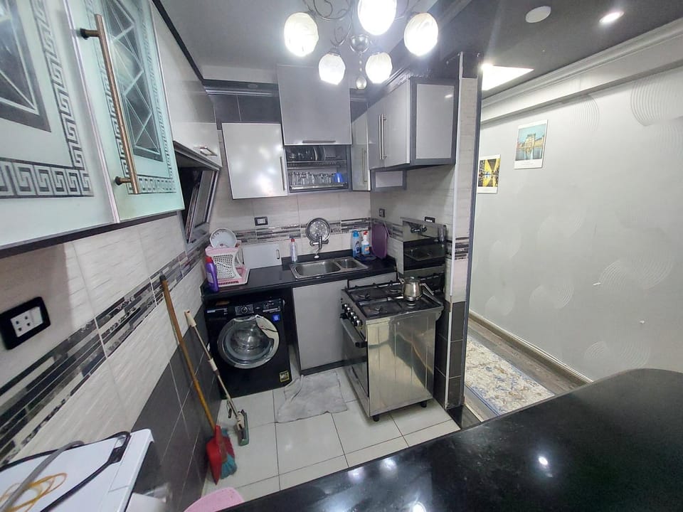 Kitchen or kitchenette, minibar, stove, washing machine