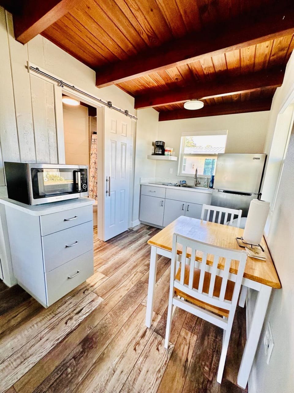 Kitchen or kitchenette, Dining area, stove