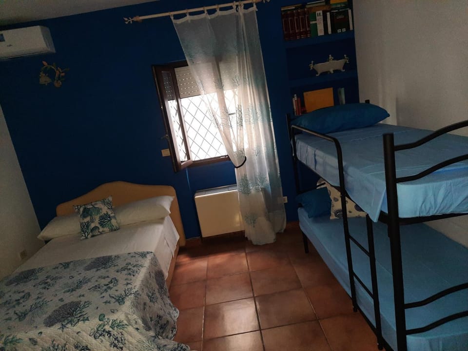 Bedroom, bunk bed