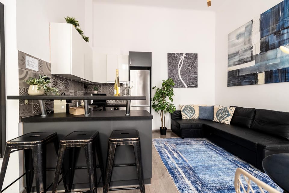 Kitchen or kitchenette, Living room, Seating area, Dining area