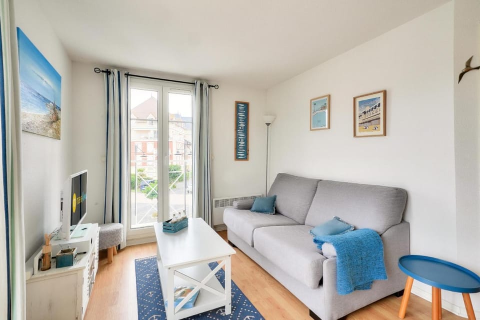Bed, Living room