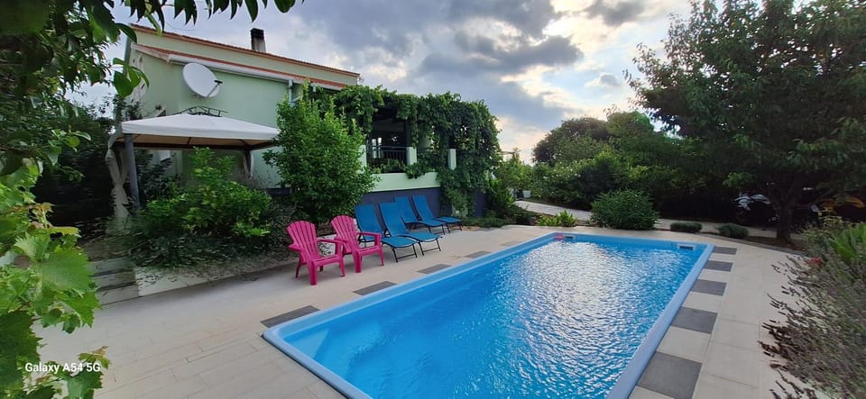Property building, Day, Garden, Pool view, Swimming pool, sunbed