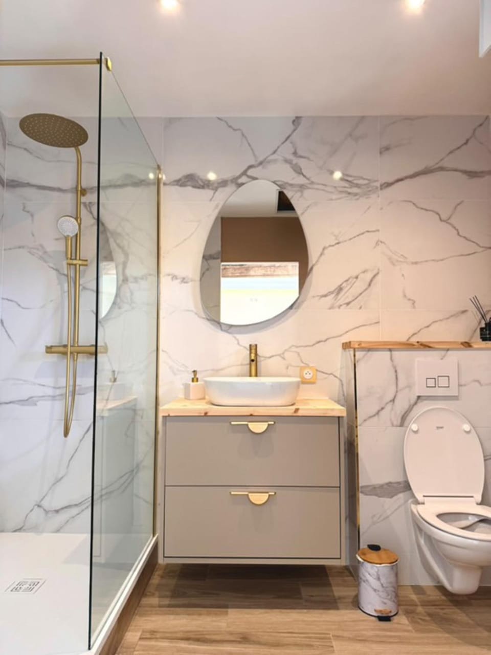 Shower, Toilet, Bathroom, Decorative detail