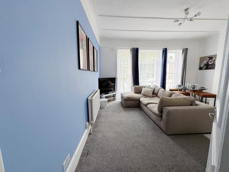 Prime Central London 2-Bed by Shops & Transport Apartment in City of Westminster