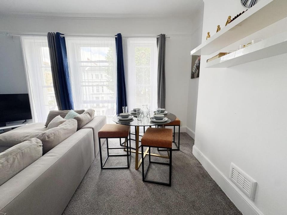 Prime Central London 2-Bed by Shops & Transport Apartment in City of Westminster