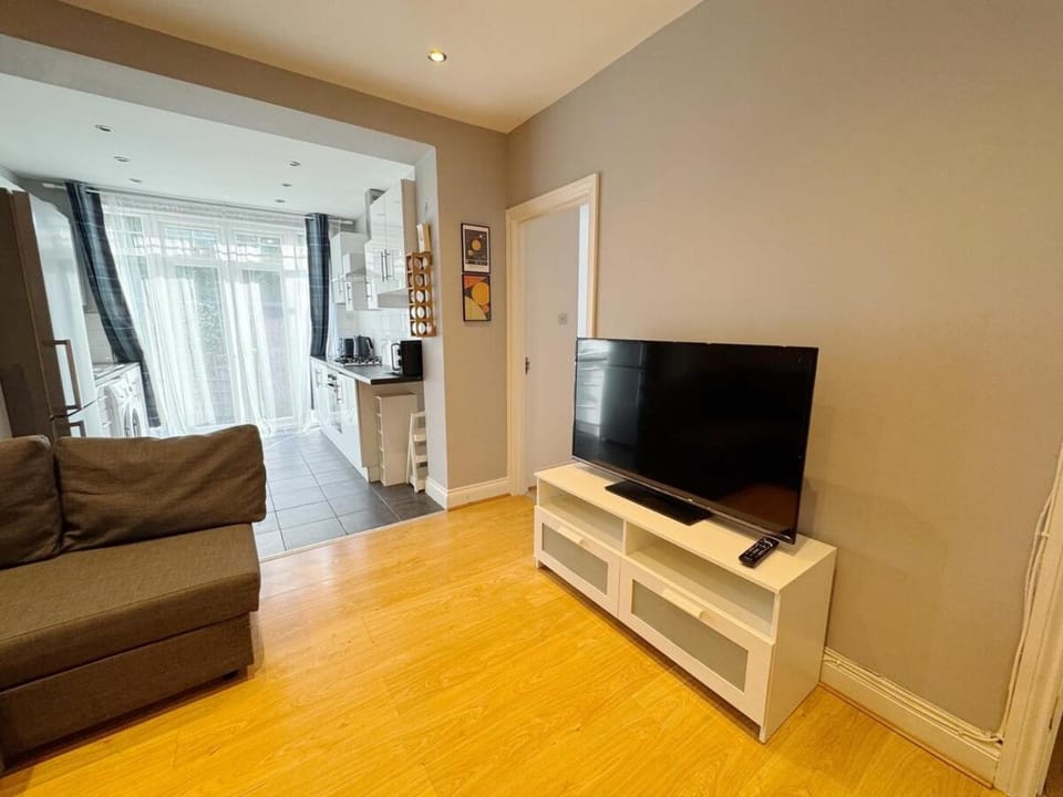 Bright 2BR Flat in West London with Outdoor Space Apartment in Wembley