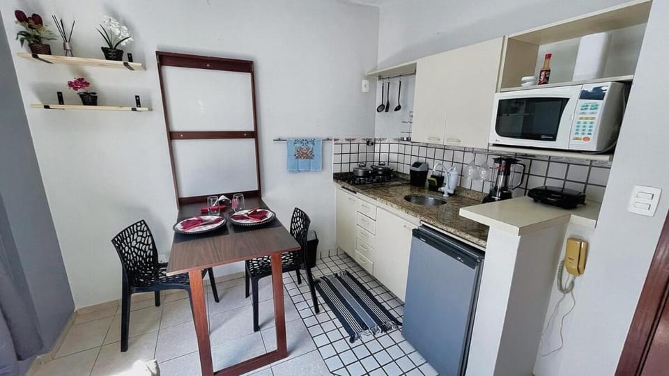 Kitchen or kitchenette, Dining area, minibar, stove