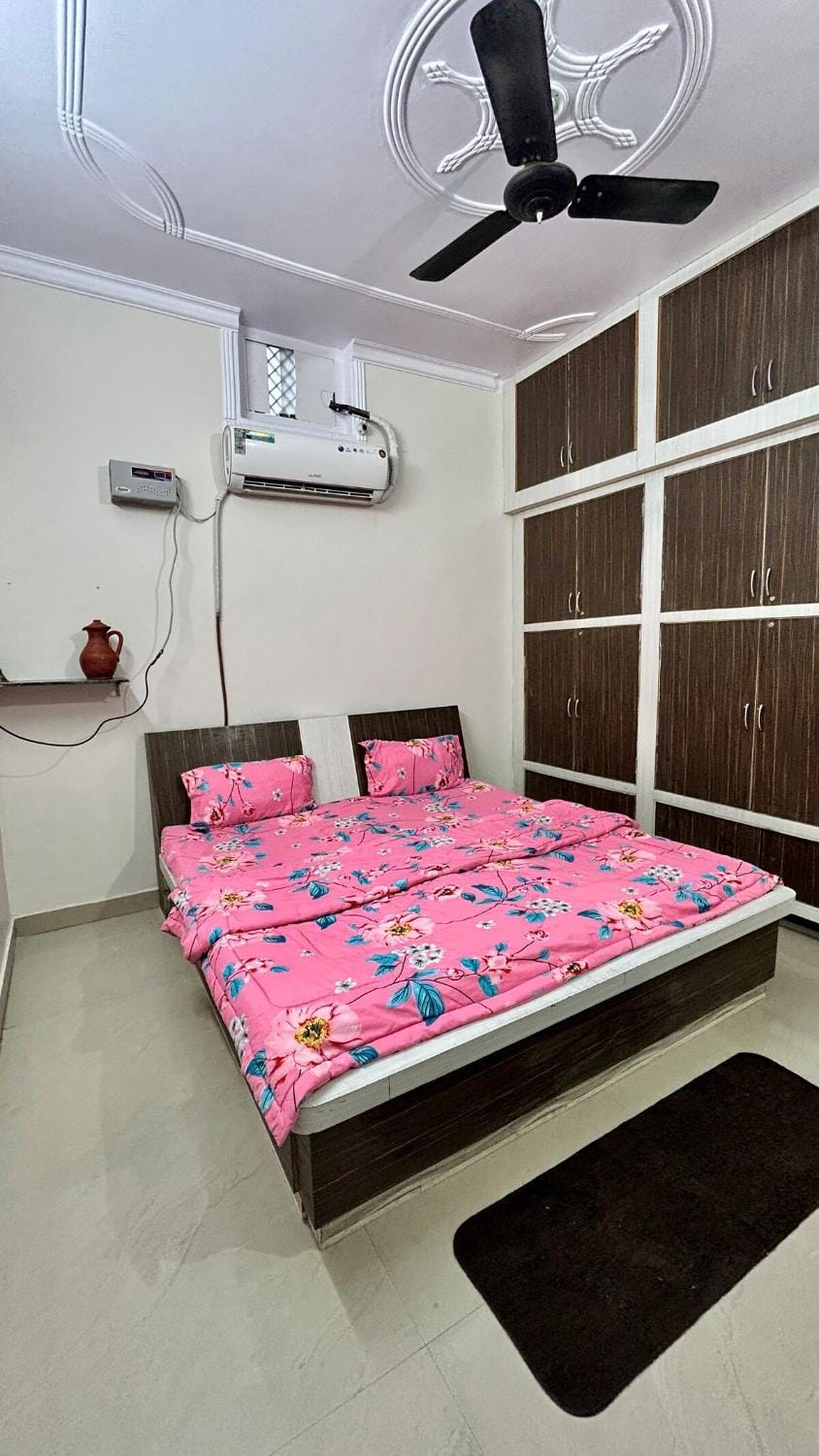 Photo of the whole room, Bedroom, air conditioner