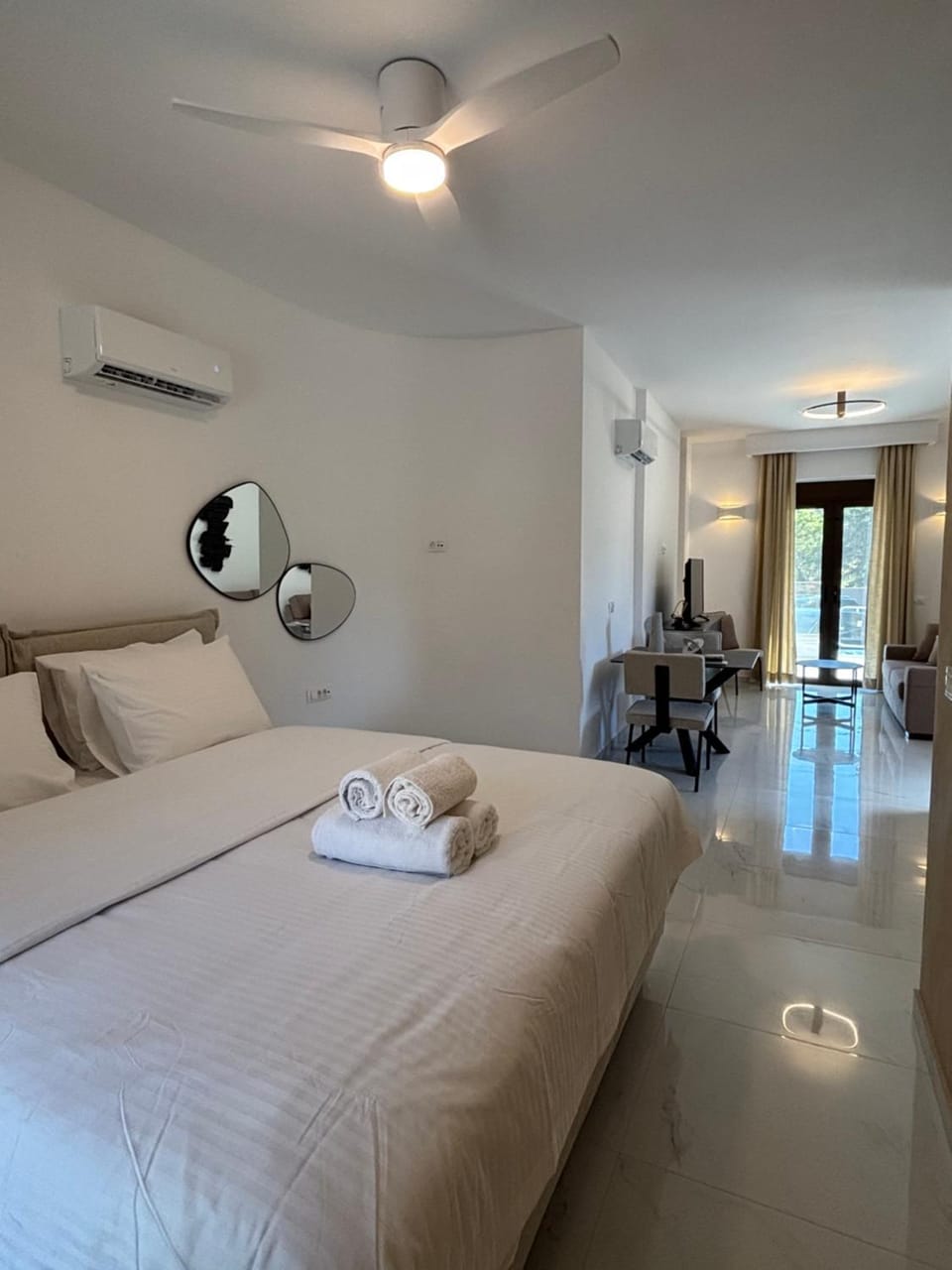 Bed, Photo of the whole room, towels, air conditioner