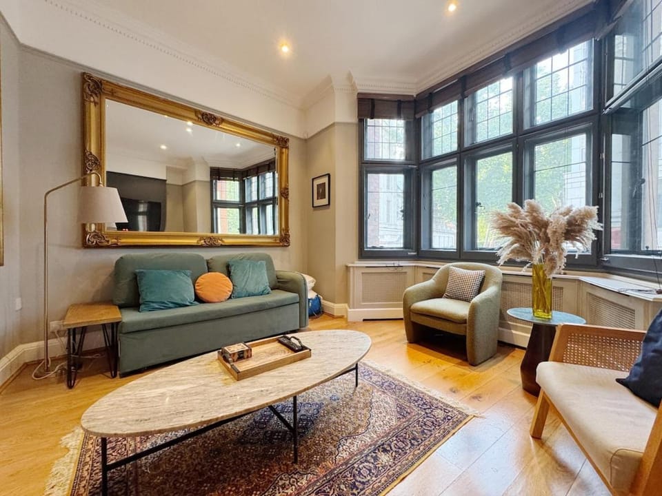 Stylish Duplex Condo Opposite Hyde Park Apartment in City of Westminster