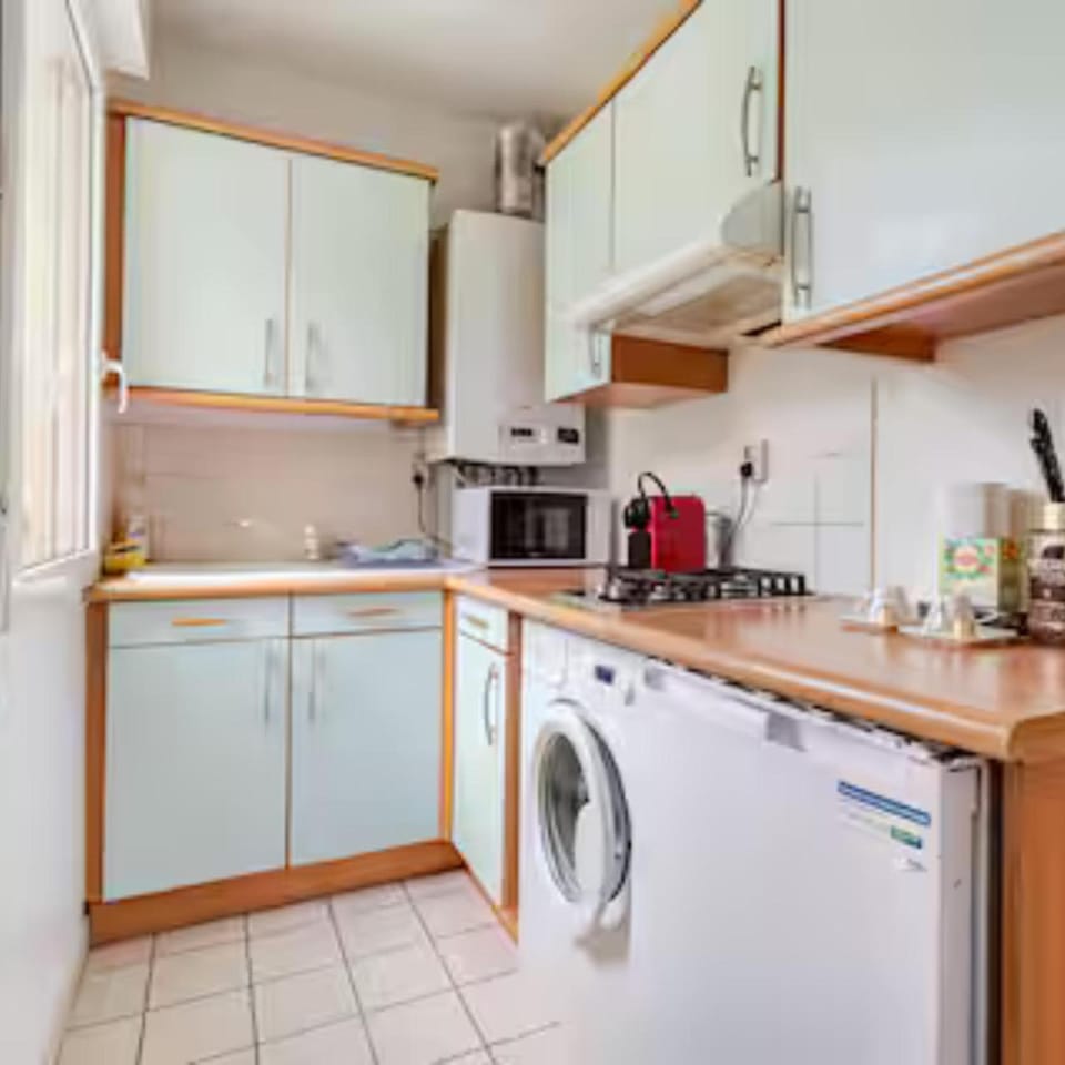 Coffee/tea facilities, microwave, stove