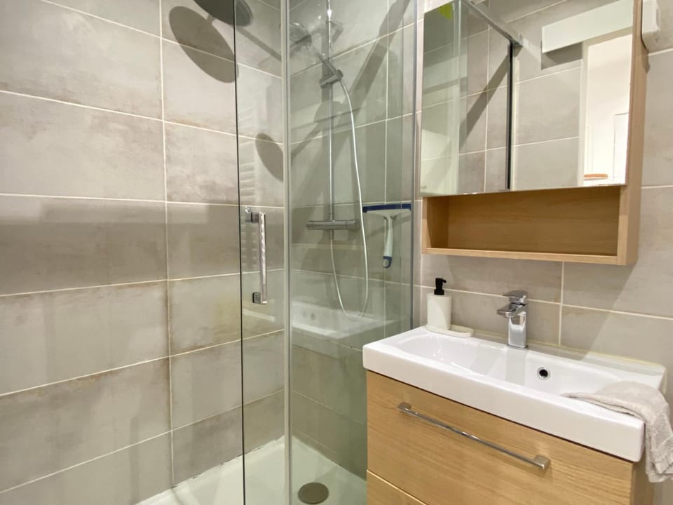Shower, Bathroom, towels