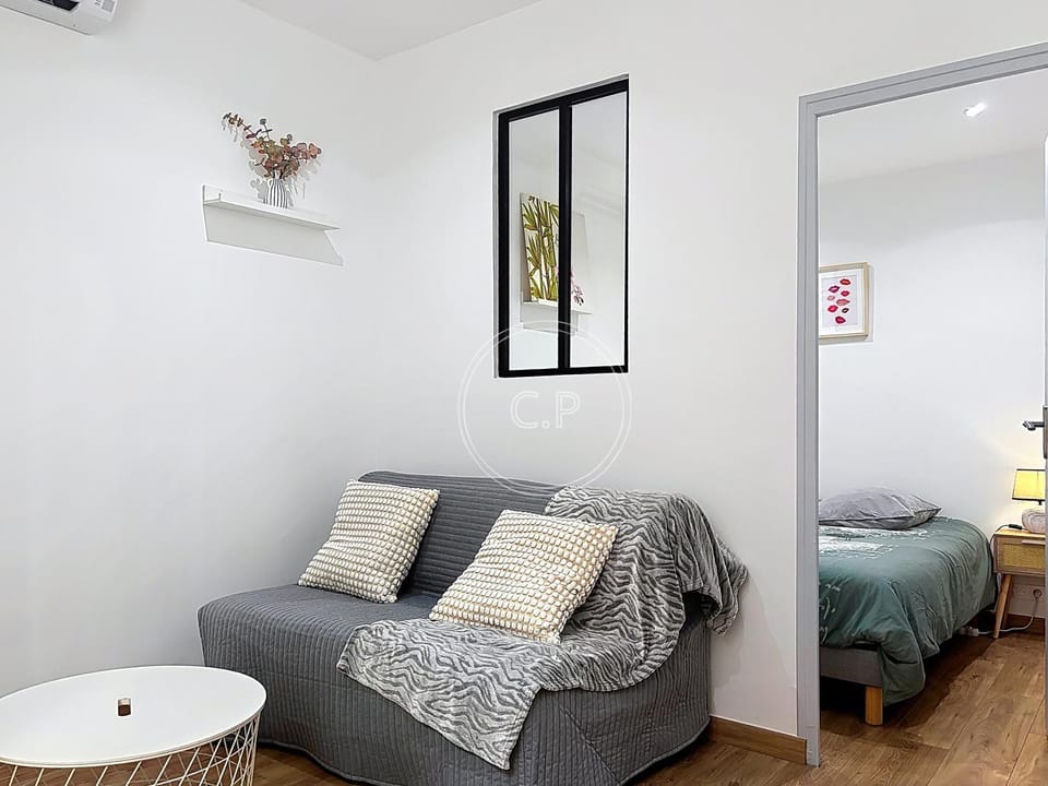 Bed, Living room, Bedroom