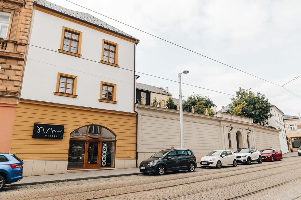 Property building, Day, Neighbourhood, City view, Street view, Location, Parking